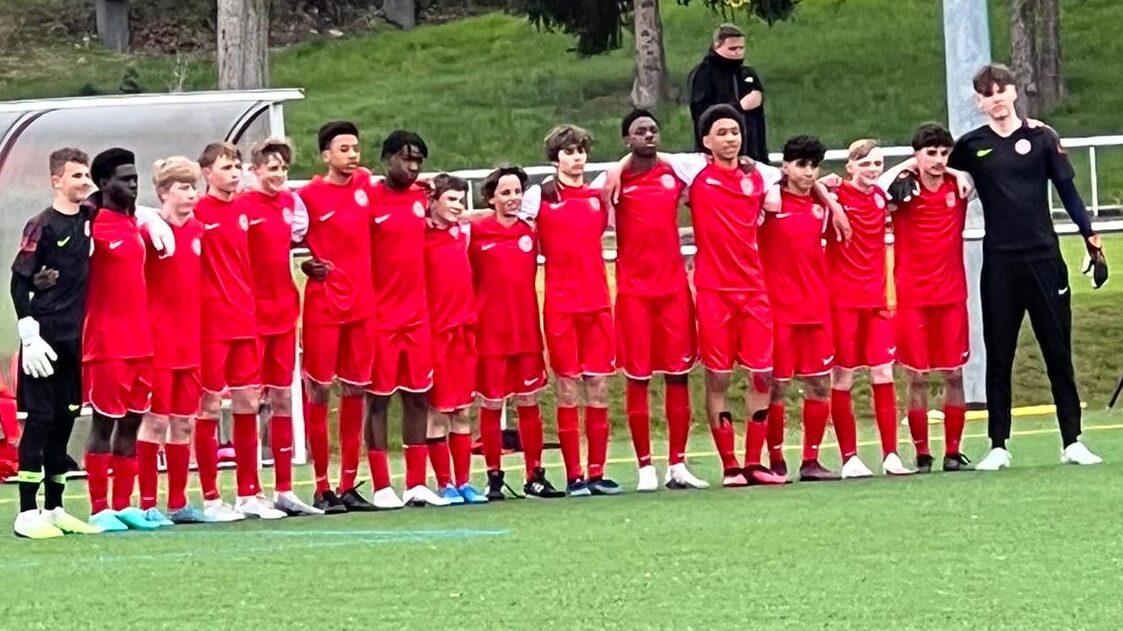 Berlin selection team lined up in red kits
