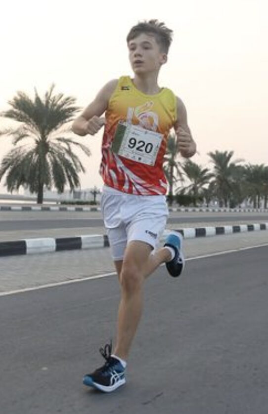 Max running with bib number 920 at the Kalba race